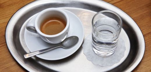 Espresso se sedmi gramy kávy o velikosti nápoje 30 ml nyní nese český název "pikolo".