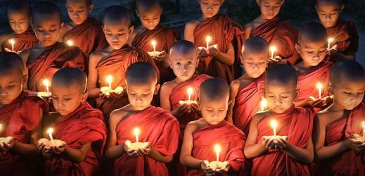 Mladí mniši se modlí za mír u kláštera v Baganu v Myanmaru. Fotograf: Chan Kwok Hung, Hong Kong