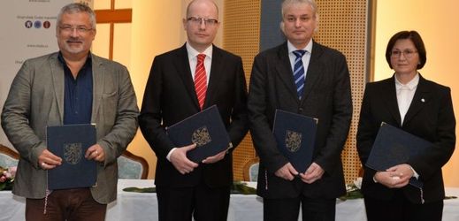 Předseda vlády Bohuslav Sobotka (druhý zleva) podepsal se zástupci státních zaměstnanců kolektivní smlouvu. 