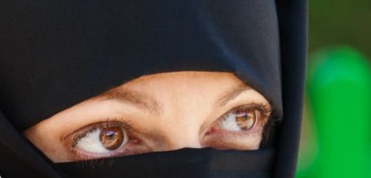Žena odmítla sundat závoj z obličeje (ilustrační foto).