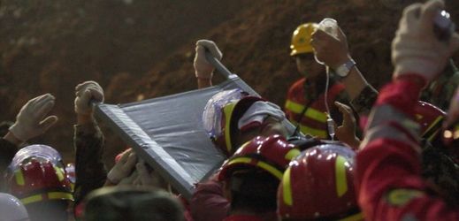 V haldách bahna našli čínští záchranáři přeživšího.