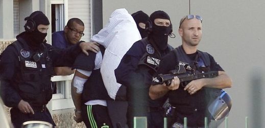 Yassin Salhi při zatčení francouzskou policií.