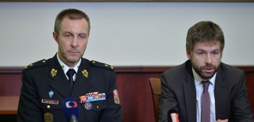 Ministr spravedlnosti Robert Pelikán (vpravo) a staronový generální ředitel Vězeňské služby Petr Dohnal.
