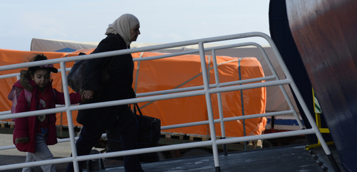 Migrantka nastupuje na loď (ilustrační foto). 