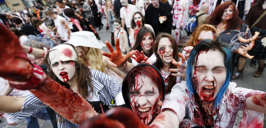 Tradiční "zombie walk" v Praze.