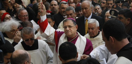 Jeruzalémský patriarcha Fuád Tval (uprostřed) v procesí do Betléma.