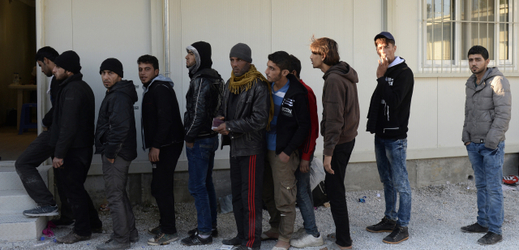 Běženci čekající na registraci. 