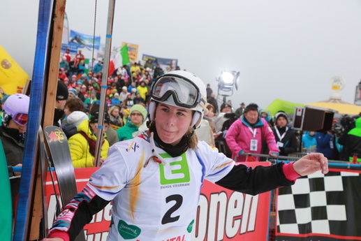 PŘÍSLIB DO BUDOUCNA. Hned v lednu slavila Česká republika zlatou medaili z mistrovství světa. V paralelním slalomu ji získala teprve devatenáctiletá snowboardistka Ester Ledecká.