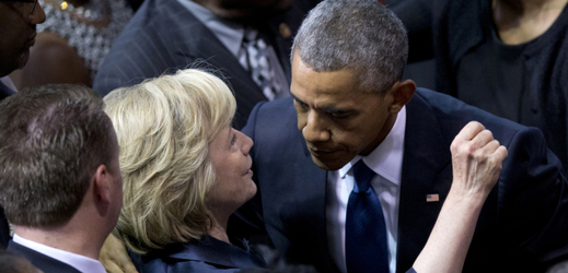 Barack Obama a Hillary Clintonová v objetí.