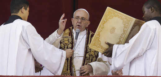 Papež František při tradičním poselství Městu a světu.