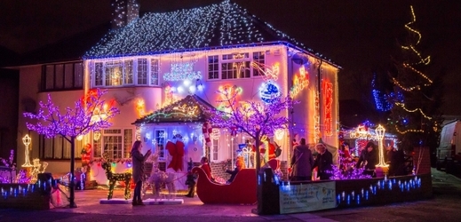 Typické vánoční osvětlení se nevyskytuje jen v zemích USA - obrázek dekorovaného domu v západním Londýně.