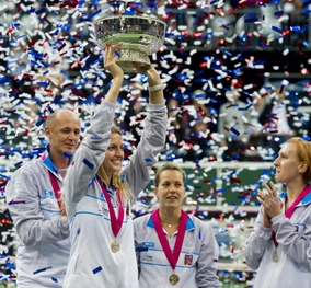 Petra Kvitová zvedá trofej pro vítěze Fed Cupu.
