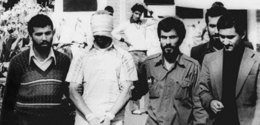 Archivní snímek z 9.listopadu 1979 jednoho z rukojmích, zadržovaných na americkém velvyslanectví v Teheránu.