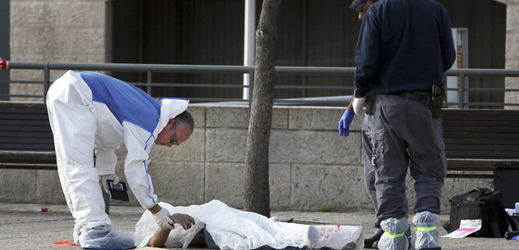 Izraelští policisté u těla Palestince z východní části města zastřeleného poté, co na ně zaútočil nožem.