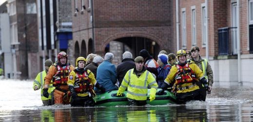 Armáda společně se záchranáři evakuuje lidi z oblasti Yorku.