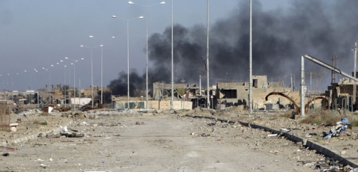 Kouř stoupá nad pozicemi ozbrojenců z hnutí Islámský stát během bojů o město Ramádí.