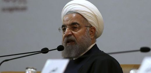 Íránský prezident Hasan Rúhání při projevu na konferenci v Teheránu.