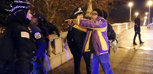 Demonstrant křičící na amerického policistu.