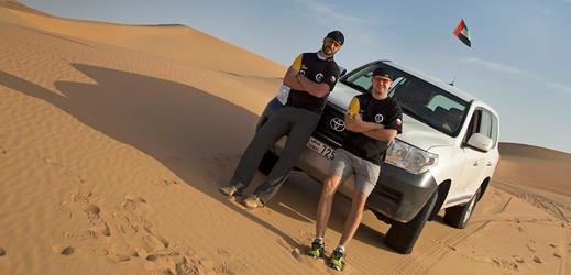 Tomáš Vrátný (vlevo) s Martinem Prokopem při tréninku v dunách poblíž Abú Dhabí. 