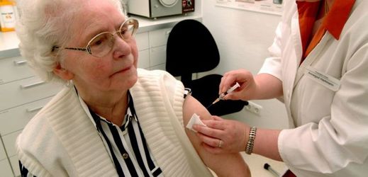 Důchodcům pojišťovna uhradí například očkování (ilustrační foto).