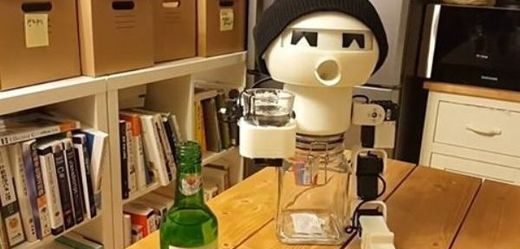 Robot Drinky je dobrým parťákem na osamělé večery, rád si s vámi dá skleničku něčeho dobrého.