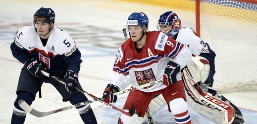 Čeští hokejisté porazili na mistrovství světa hráčů do 20 let v Helsinkách v základní skupině B Slovensko 2:0 a mají nakročeno do čtvrtfinále play off. 