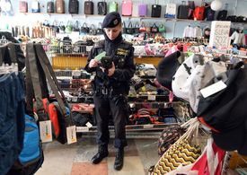 Policistka při kontrole prodejce s pyrotechnikou.