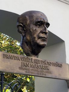 Busta Jana Masaryka v jeho rodné vile Osvěta na pražských Vinohradech, kde žil prezident Tomáš Garrigue Masaryk se svou ženou Charlotte a kde se 14. září 1886 narodil jejich syn Jan.