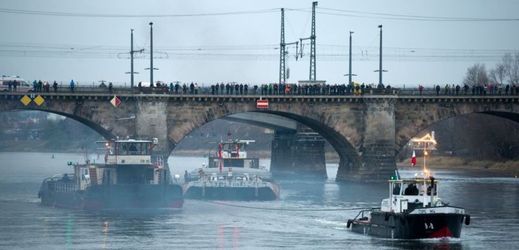 Záchranné lodě vyprostily český remorkér uváznutý na mělčině (uprostřed) zpod mostu Marienbruecke v Drážďanech.