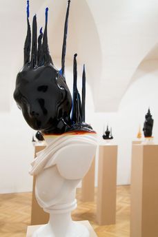 Výstava Milana Housera s názvem Eugenika (rok 2014). Autor využívá replik antických soch, které s efektivitou a nadsázkou preparuje.