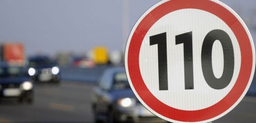 Čtyři sta padesát kilometrů českých silnic první třídy se od nového roku změní v dálniční silnice. Rozhodovat o tom, o které silnice se bude jednat, budou příslušné krajské úřady.