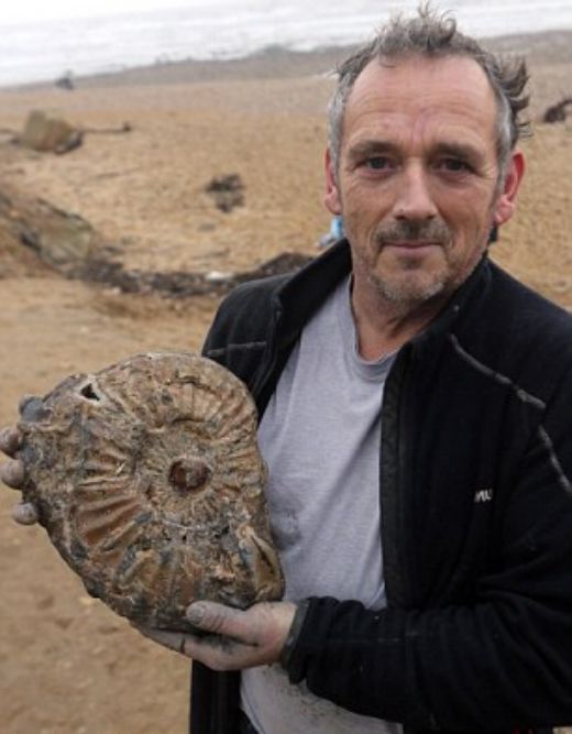 Profesionální lovec fosilií Tony Gill a jeho úlovek.