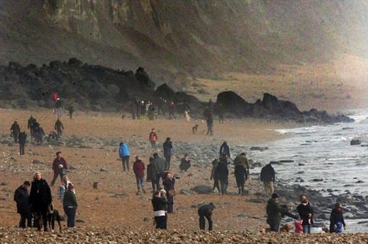 Pláž po sesuvu útesu zaplavily stovky lovců fosilií.