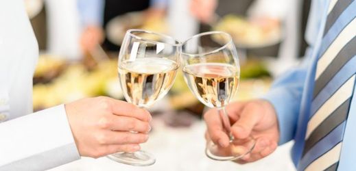 K požívání většího množství alkoholu lákají především oslavy konce roku.