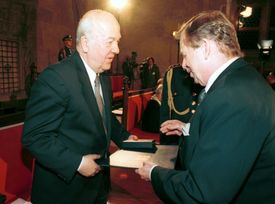 Klavírista Ivan Moravec převzal v roce 2000 ve Vladislavském sále Pražského hradu medaili Za zásluhy z rukou tehdejšího prezidenta Václava Havla.