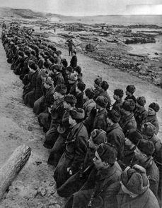 Na snímku přísaha obránců Stalingradu před útokem v létě 1942, kdy německá vojska podnikla na jižním úseku východní fronty novou ofenzivu, která vyvrcholila několikaměsíční bitvou o Stalingrad. Porážka, kterou Hitlerova armáda u Stalingradu utrpěla, znamenala zásadní obrat v II. světové válce. Rudá armáda zlikvidovala územní zisk wehrmachtu z léta a začala postupovat na západ.