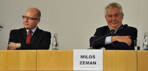 Premiér Bohuslav Sobotka (vlevo) a prezident Miloš Zeman