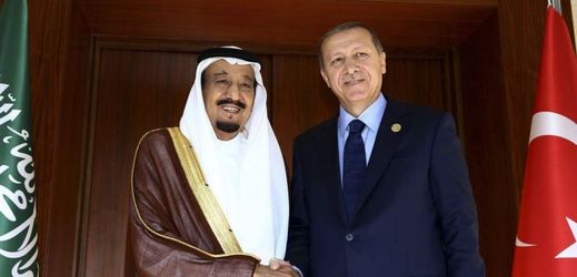 V Rijádu se s králem Salmánem (vlevo) setkal turecký prezident Recep Tayyip Erdogan,