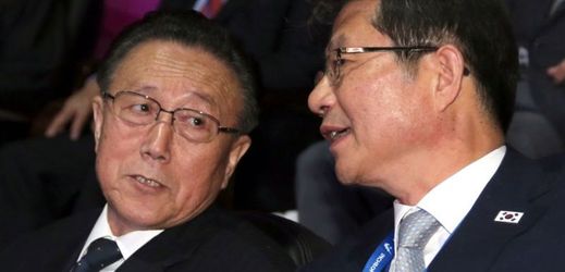 Vlevo zesnulý Kim Jang-kon, vpravo ministr pro sjednocení  Rju Kil-čche.