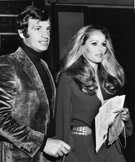 Francouzský herec Jean-Paul Belmondo na snímku z roku 1969 s tehdejší přítelkyní švýcarskou herečkou Ursulou Andressovou.