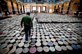 Instalace s názvem Stoličky podle čínského umělce Aj Wej-weje s 6 tisíci stoličkami v Martin-Gropius-Bau v Berlíně v Německu.