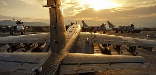 Ruské bombardéry Su-25 na letecké základně Hemeimeem v Sýrii.