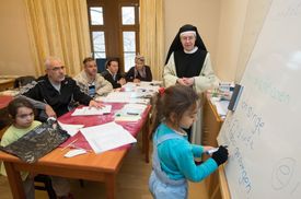 Snímek z lekce německého jazyka, kterou syrským uprchlíkům poskytují sestry v klášteře Panny Marie v Sasku v Německu.