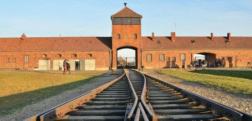 Nacistický koncentrační tábor Osvětim (Auschwitz I) vznikl v areálu bývalých polských jezdeckých kasáren v roce 1940.V roce 1941 z důvodu nedostatečné kapacity byl postaven druhý rozsáhlejší kompex, který byl nazván Auschwitz II - Birkenau. V tomto táboře měl být realizován plán tzv. "konečného řešení židovské otázky", tedy plán vyvraždění židovské rasy jako takové. Na snímku vstupní brána koleje vedoucí do areálu tábora.