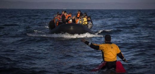 Záchranář pomáhá připlouvajícím běžencům, Lesbos.