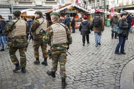 Vojáci hlídající v centru Bruselu.