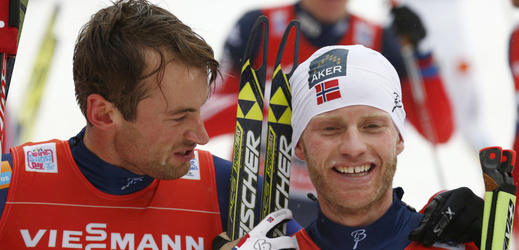 NORSKÝ ŠAMPIONÁT. Norov Peter Northug (vlevo) a Martin Johnsrud Sundby jsou dva největší favorité letošní Tour de Ski. I mezi ženami by měla pokračovat vláda jedné země.