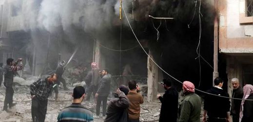Syřané se snaží uhasit oheň po náletu syrské vlády, předměstí v Damašku.