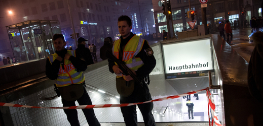 Speciální oddíly německé policie u vstupu na hlavní nádraží v Mnichově.