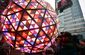 Na newyorském Times Square přihlíželo tradičnímu spouštění křišťálové koule o půlnoci více než milion lidí. Na Times Square i kolem náměstí bylo mobilizováno na 6 tisíc policistů, což je nejvíc v historii kvůli akci tohoto druhu. Koule obsahuje celkem 32 tisíc LED žároviček.